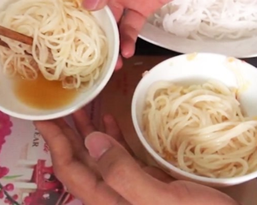 cach-phan-biet-bun-sach-bang-cach-dung-nuoc-mam