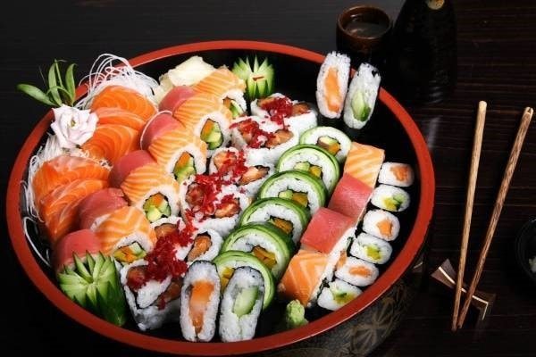 làm sushi cá hồi