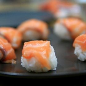 Chia sẻ công thức cách làm sushi cá hồi đơn giản