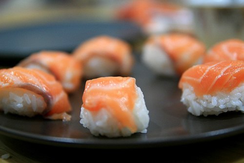 Cách làm sushi cá hồi, bạn có muốn làm thử không?