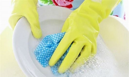 Đeo găng tay khi làm việc nhà hoặc ra ngoài để tránh da tay bị khô sần